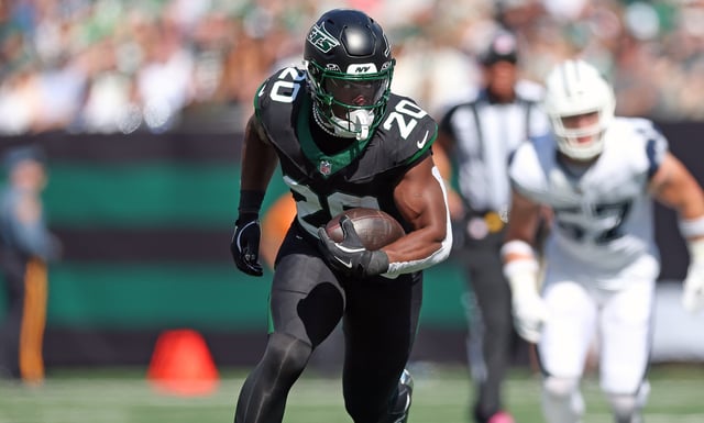 Breece Hall #20 of the New York Jets runs with the ball during the first quarter against the Dallas Cowboys in the game at MetLife Stadium on October 05, 2025 in East Rutherford, New Jersey.