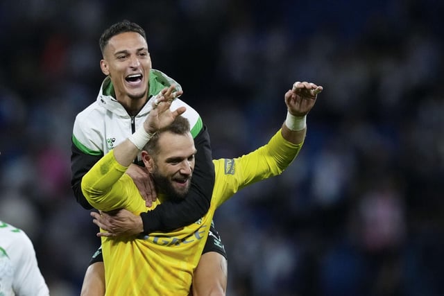 El Betis remonta al Espanyol con Pau López disfrazado de héroe.