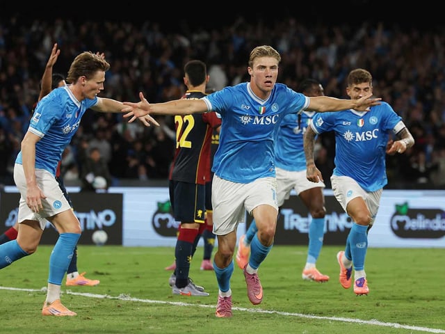 Rasmus Höjlund celebrando su anotación.