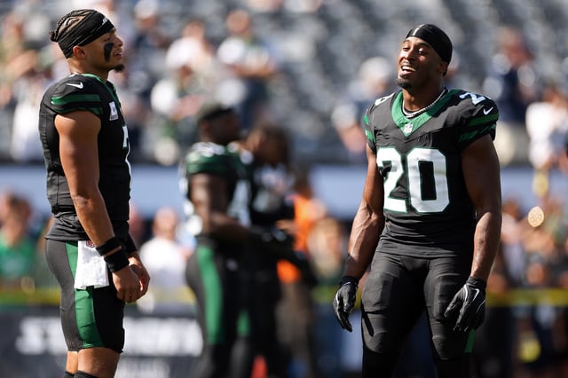 EAST RUTHERFORD, NEW JERSEY - OCTOBER 05: Justin Fields #7 of the New York Jets talks with Breece Hall #20 prior to  the game against the Dallas Cowboys at MetLife Stadium on October 05, 2025 in East Rutherford, New Jersey. (Photo by Sarah Stier/Getty Images)
