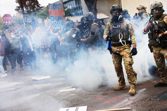 Agentes federales, incluidos miembros del Departamento de Seguridad Nacional, la Patrulla Fronteriza y la policía, se enfrentan con manifestantes afuera de una instalación del Servicio de Inmigración y Control de Aduanas de Estados Unidos (ICE) en el centro de Portland, Oregón, el 4 de octubre de 2025