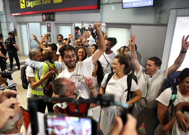 Regreso a Madrid de los 21 activistas españoles detenidos por Israel, integrantes de la Flotilla Global Sumud, procedentes de Tel Aviv.