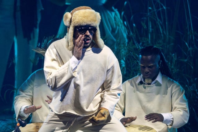Der puertoricanische Rapper Bad Bunny hat sich über die Empörung von Rechtspopulisten in den USA über seinen Auftritt in der Halbzeitshow des nächsten Super Bowl mokiert.