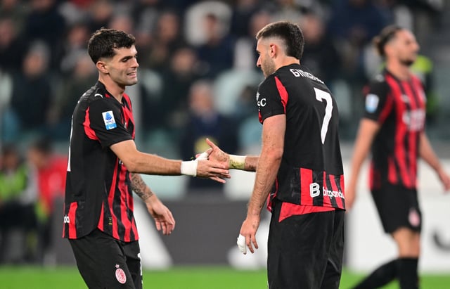 Soccer Football - Serie A - Juventus v AC Milan - Allianz Stadium, Turin, Italy - October 5, 2025 AC Milan's Christian Pulisic and Santiago Gimenez REUTERS/Daniele Mascolo
