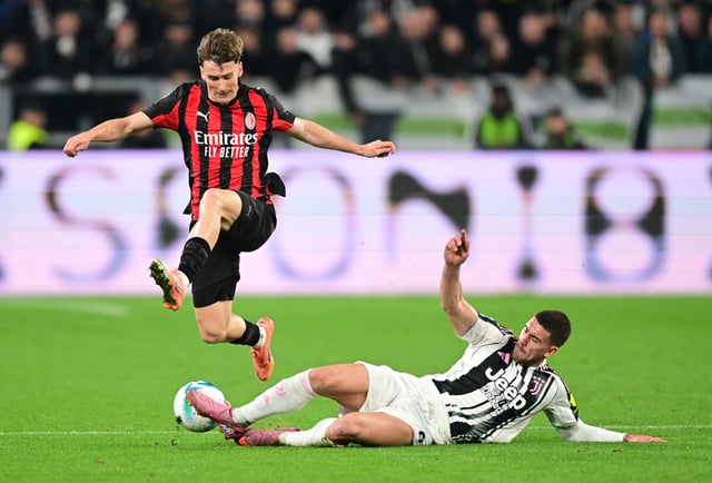 Soccer Football - Serie A - Juventus v AC Milan - Allianz Stadium, Turin, Italy - October 5, 2025 AC Milan's Alexis Saelemaekers in action with Juventus' Dusan Vlahovic REUTERS/Daniele Mascolo