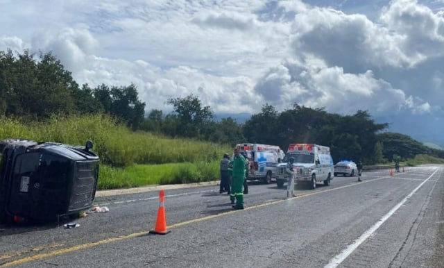 Volcadura deja 2 personas heridas en la Siglo 21