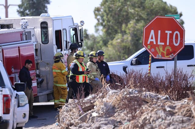 Escena del hallazgo: Autoridades y elementos de Bomberos inspeccionan el lugar donde fue encontrado el cuerpo de una mujer la mañana del sábado 4 de octubre en el canal Tulichek. Horas después se comprobó que se trataba del de Jocelin, una joven madre que fue privada de su libertad frente a su hijo con autismo, a quien acababa de recoger de su escuela. (Foto: Juan J. Morales)