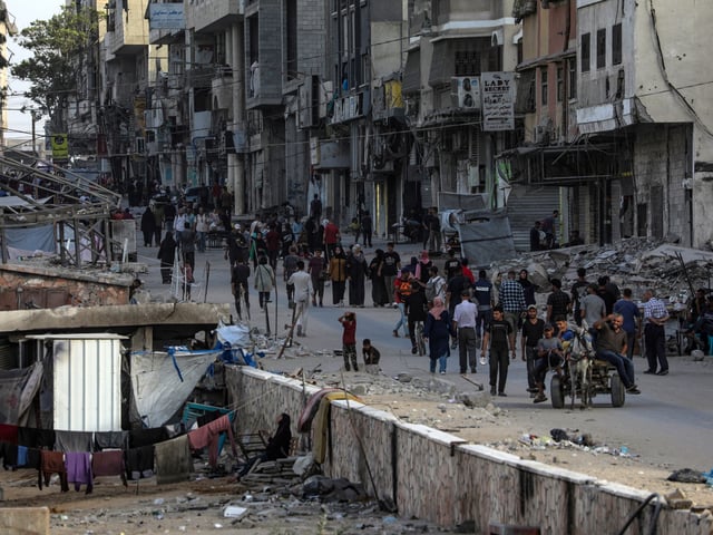 GAZA CITY (---), 05/10/2025.- Palestinians walk at Al Remal neighbourhood during an Israeli military operation in Gaza City, Gaza Strip, 05 October 2025. According to the UN around 90 percent of the population or 1.9 million people in Gaza have been displaced since the start of the conflict. More than 67,000 Palestinians have been killed in the Gaza Strip since October 2023, according to the Palestinian Ministry of Health, and about 1,200 Israelis have been killed since the launch of an Israeli military campaign in response to a cross-border attack by Hamas on 07 October 2023. EFE/EPA/MOHAMMED SABER