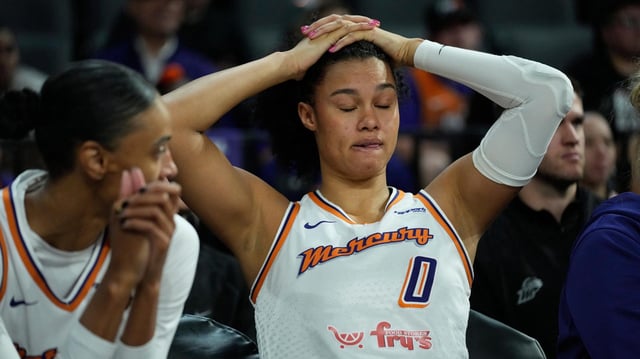 Satou Sabally sitzt enttäuscht auf der Bank nach Niederlage in den WNBA-Finals