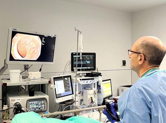 Un especialista en Aparato Digestivo del Hospital Quirónsalud Córdoba realiza una colonoscopia.