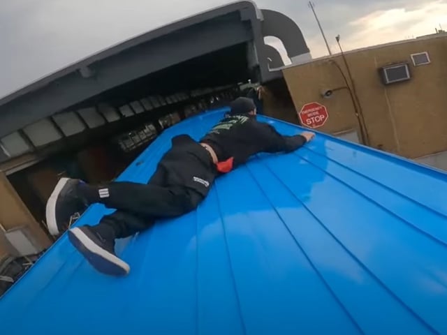 Un surfista de trenes en Canadá, mientras el tren ingresa a una de las estaciones.