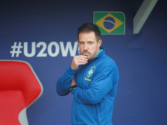 AME5059. SANTIAGO (CHILE), 04/10/2025.- El entrenador de Brasil, Ramon Menezes, reacciona este sábado, en un partido del grupo C de la Copa Mundial Sub-20 entre España y Brasil en el estadio Nacional Julio Martínez Prádanos, en Santiago (Chile). EFE/ Esteban Garay