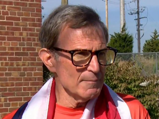 Robert Held estuvo presente en la protesta en los exteriores de las instalaciones de ICE en Broadview. (Crédito: CBS Chicago/YouTube)