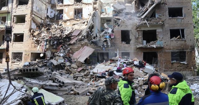 Empleados del Servicio Estatal de Emergencias de Ucrania realizan operaciones de búsqueda y limpieza en el lugar de un ataque aéreo en Kiev, Ucrania, el 23 de junio de 2025. Foto: Peter Druk, Xinhua