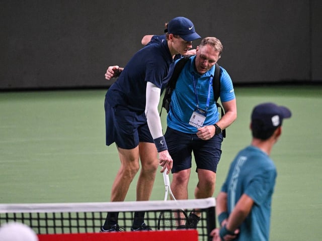 Jannik Sinner abandonó Shanghái por lesión (AFP)