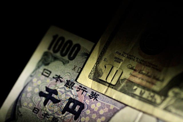 U.S. Dollar and Japan Yen notes are seen in this June 22, 2017 illustration photo.   REUTERS/Thomas White/Illustration