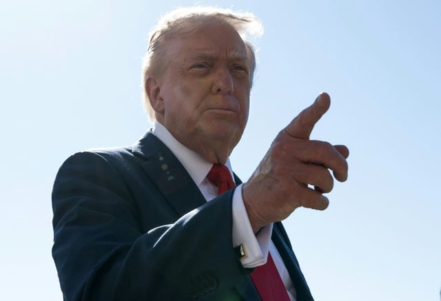 Angesichts der Fortdauer des sogenannten Shutdown hat US-Präsident Donald Trump als Konsequenz erste Entlassungen von Regierungsbeamten angekündigt.