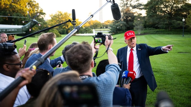 Donald Trump responde a la prensa en los jardines de la Casa Blanca.