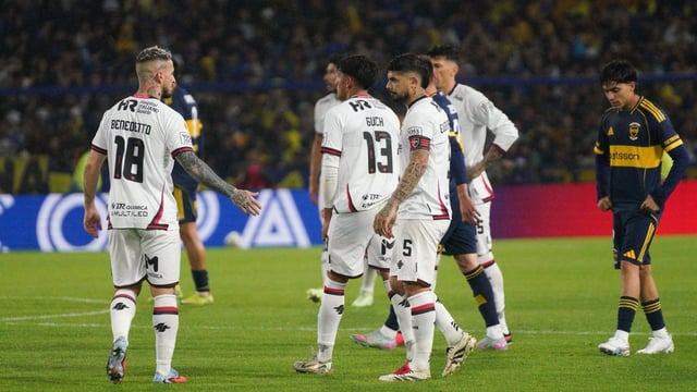 Los jugadores de Newell\'s llenos de impotencia tras la derrota con Boca.
