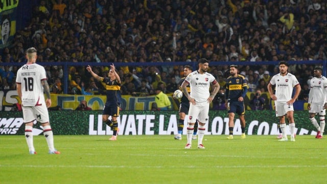 Lautaro Blanco acaba de marcar el quinto y la resignación total se adueña de los jugadores de Newell’s. Una goleada lapidaria que dejó el ciclo al borde de quebrarse pese a los deseos del entrenador.