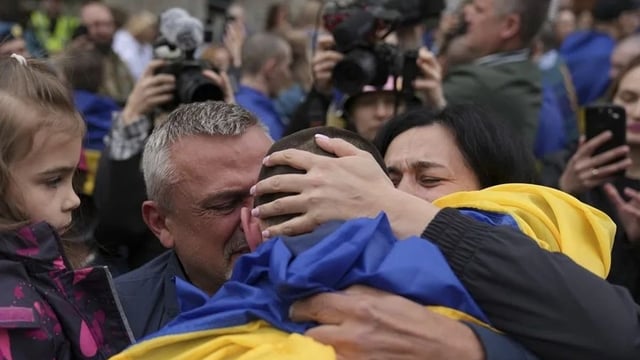 Rusia y Ucrania realizaron el primer intercambio de prisioneros de guerra menores de 25 años.  