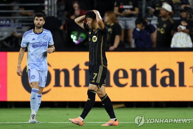 Son Heung-min of Los Angeles Football Club (R) reacts to a missed scoring opportunity during a Major League Soccer match against Atlanta United FC at BMO Stadium in Los Angeles on Oct. 5, 2025, in this Imagn Images photo via Reuters. (Yonhap)