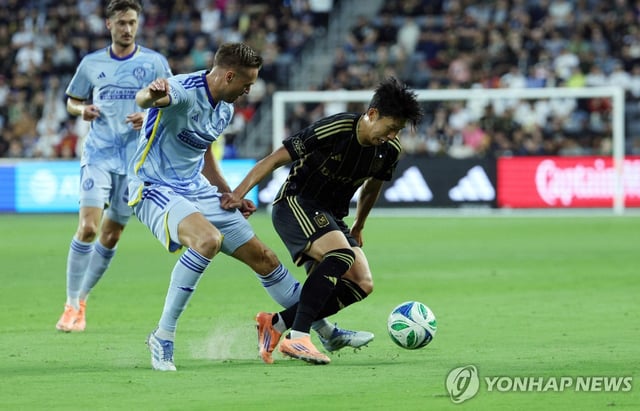 Son Heung-min of Los Angeles Football Club (R) battles Stian Gregersen of Atlanta United FC for the ball during the clubs' Major League Soccer at BMO Stadium in Los Angeles on Oct. 5, 2025, in this Getty Images photo. (Yonhap)