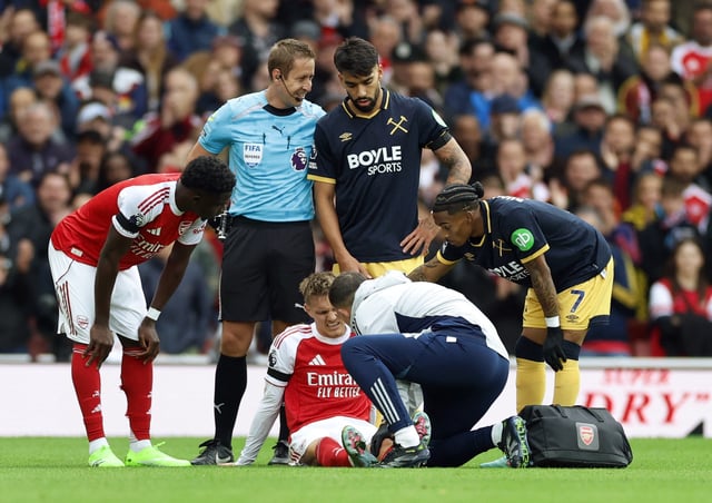 Soccer Football - Premier League - Arsenal v West Ham United - Emirates Stadium, London, Britain - October 4, 2025 Arsenal's Martin Odegaard receives medical attention after sustaining an injury Action Images via Reuters/Peter Cziborra