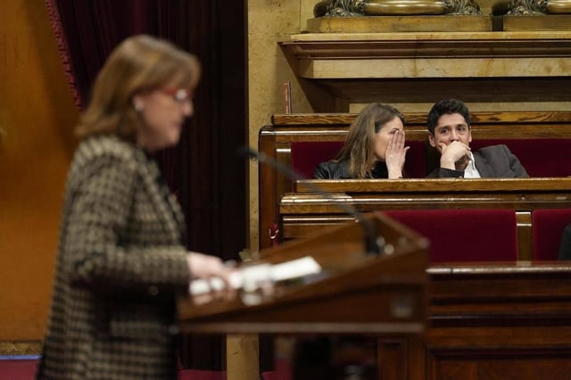 Jéssica Albiach y David Cid, de los Comuns, en el Parlament durante una intervención de la consellera de Territori, Habitatge i Transició Ecològica, Sílvia Paneque