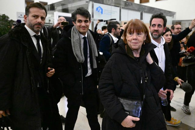 Gisèle Pelicot mit ihren Anwälten und Sohn Florian (r.). (Archivbild)