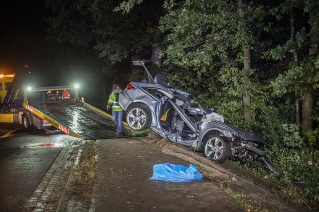Das Fahrzeug wurde bei dem Unfall komplett zerstört.