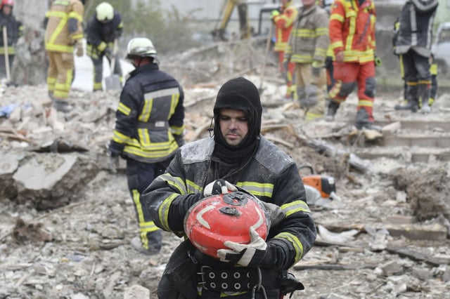 Los equipos de rescate ucranianos trabajan en el lugar del ataque ruso en la aldea de Lapoivka.