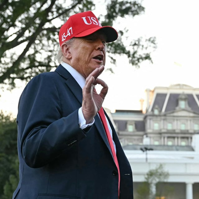 US-Präsident Donald Trump spricht vor dem Weißen Haus zur Presse.
