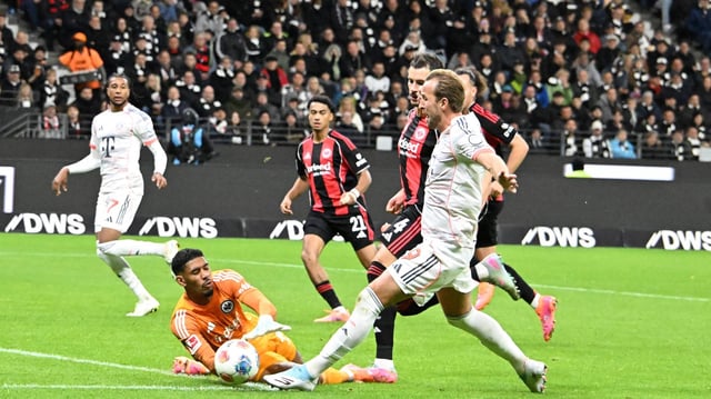 SGE-Torwart Kaua Santos kommt zu spät gegen Harry Kane - und hat Glück: Der Bayern-Stürmer stand vorher im Abseits.