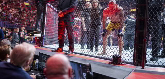 Federgewichtskämpfer Jean Silva begrüßt Trump aus dem Oktagon bei einem UFC-Kampf in Miami