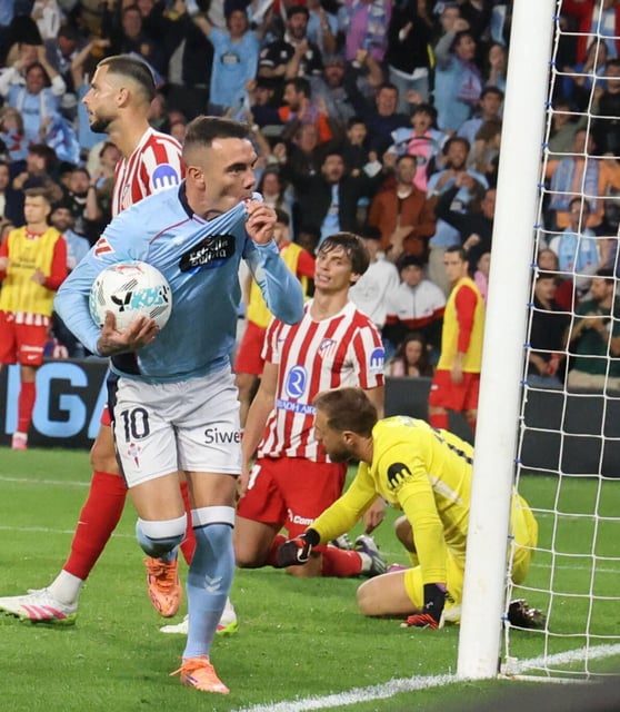 Iago Aspas se besa el escudotras marcar el empate.
