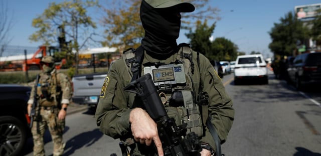 Un agent masqué de la patrouille frontalière des douanes et de la protection des frontières des États-Unis (CBP) à Chicago, le 4 octobre 2025 dans l'Illinois