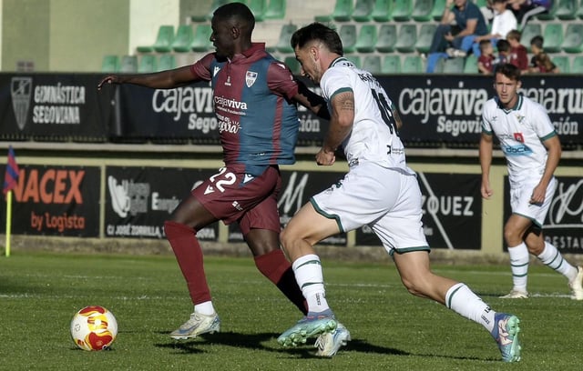 Nacho Fariña, del Coruxo, presiona a Ayán, de la Gimnástica, durante el partido de ayer. |  Gimnástica Segoviana