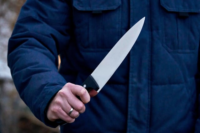 Der Angeklagte soll einen Mann mit einem Messer verletzt haben. (Symbolbild)