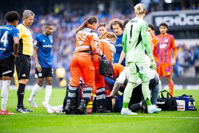 Noch bevor der medizinische Rettungsdienst bei ihm war, versorgte Schalke-Verteidiger Nikola Katic den kollabierten Arminia-Stürmer Joel Grodowski.