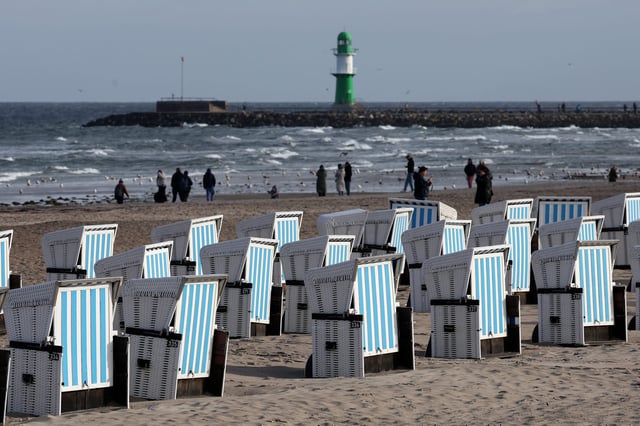 An der Ostsee war der Sturm für viele Spaziergänger vor allem ein Naturschauspiel