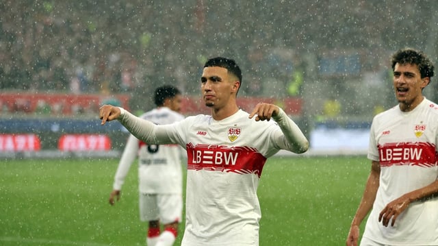Bilal El Khannouss lässt sich für seinen Treffer gegen Heidenheim feiern