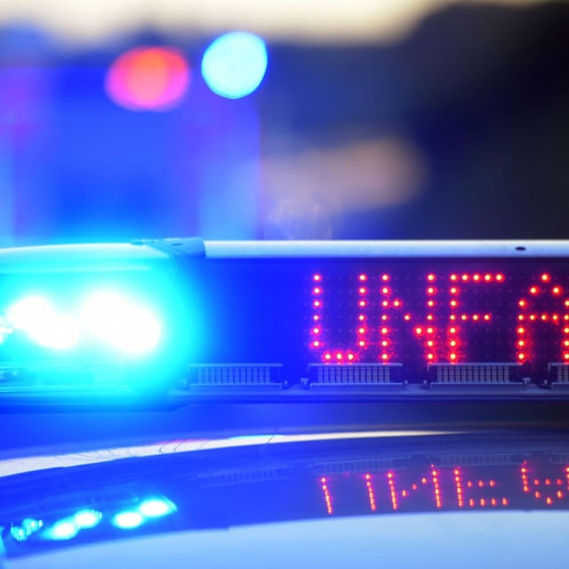 Autofahrer (91) schwer verletzt nach Crash - er kollidierte mit Warnbaken und Betonwänden