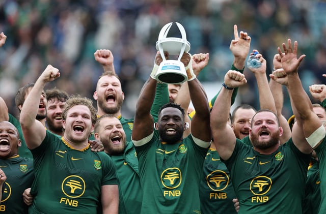 Rugby - Rugby Championship - Argentina v South Africa - Allianz Stadium, Twickenham, London, Britain - October 4, 2025 South Africa's Siya Kolisi holds up the trophy after winning the match Action Images via Reuters/Paul Childs/File Photo
