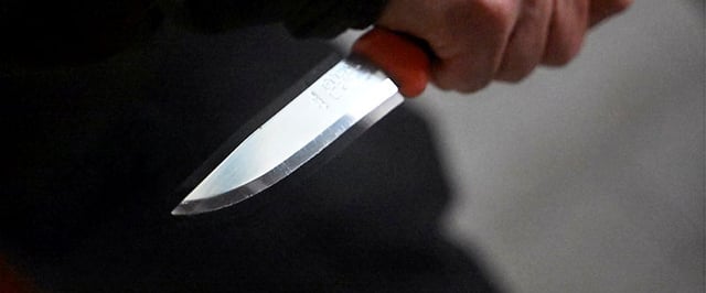 Le militaire a sorti un couteau
