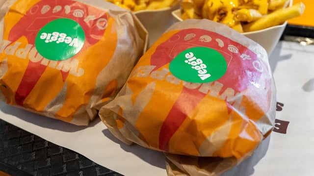 Zwei verpackte vegetarische Burger 