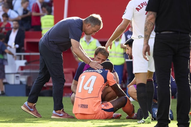Flick se interesa por Rashford, que acabó lesionado el partido.