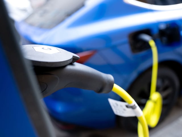 Ein Elektroauto steht in der Innenstadt von München an einer Ladesäule. (zu dpa: «Klingbeil: Kfz-Steuerbefreiung für Elektroautos wird verlängert»)
