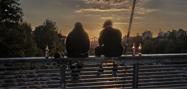 Zwei junge Menschen auf einer Berliner Brücke
