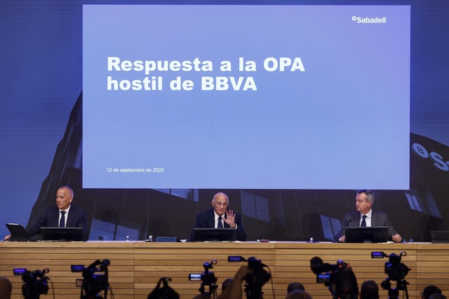El presidente del Sabadell, Josep Oliu, y consejero delegado, César González-Bueno, en la rueda de prensa en que explicaron el rechazo del consejo a la opa del BBVA.